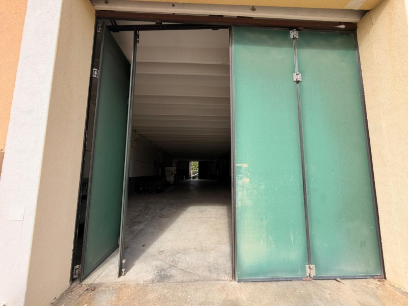 Ampio Capannone Industriale Arangea