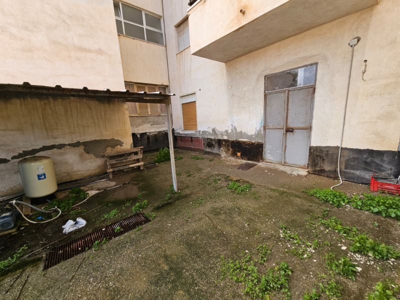 Locale Commerciale C2 Con Cortile San Gregorio