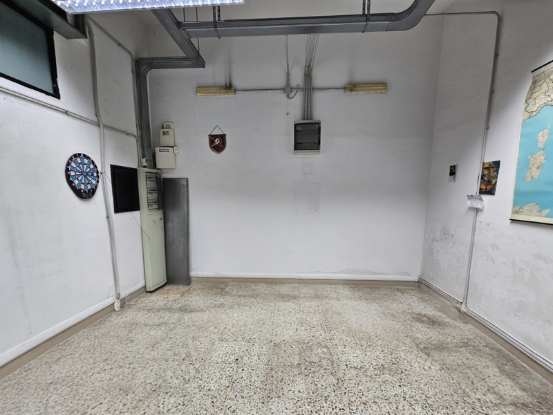 Locale C2 Ampio Con Due Vetrine Fronte Strada Sbarre Inferiori 148 Mq