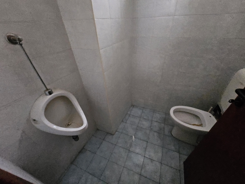 Locale C2 Ampio Con Due Vetrine Fronte Strada Sbarre Inferiori 148 Mq