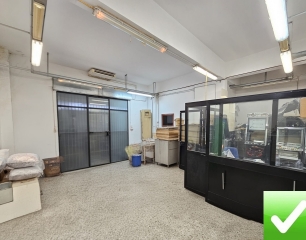 Locale C2 Ampio Con Due Vetrine Fronte Strada Sbarre Inferiori 148 Mq