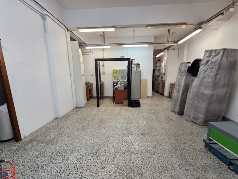Locale C2 Ampio Con Due Vetrine Fronte Strada Sbarre Inferiori