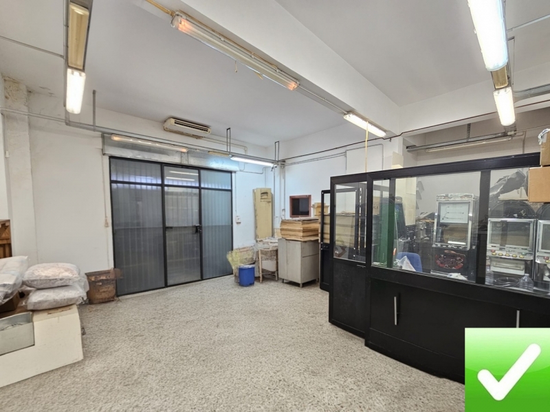 Locale C2 Ampio Con Due Vetrine Fronte Strada Sbarre Inferiori