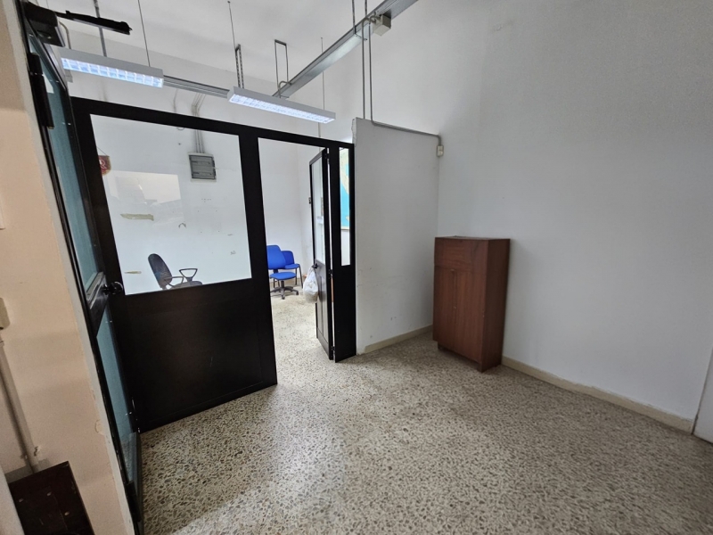 Locale C2 Ampio Con Due Vetrine Fronte Strada Sbarre Inferiori