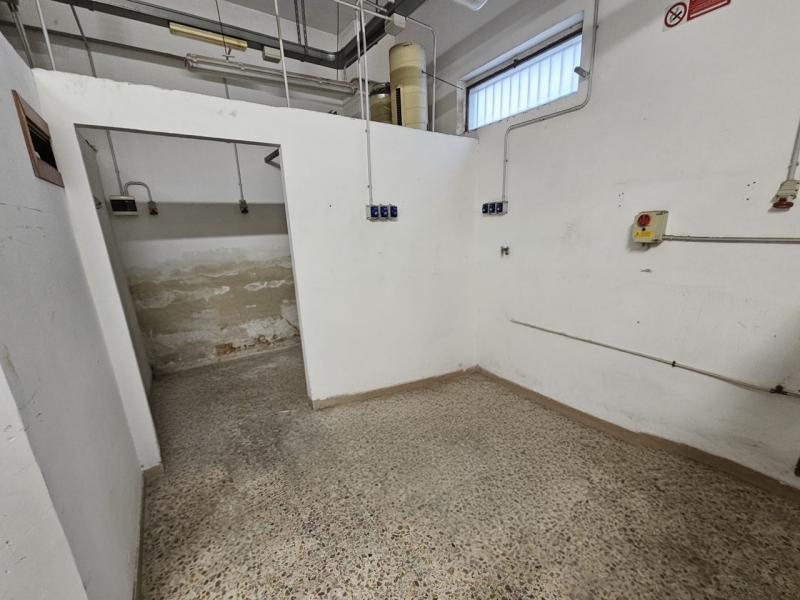 Locale C2 Ampio Con Due Vetrine Fronte Strada Sbarre Inferiori