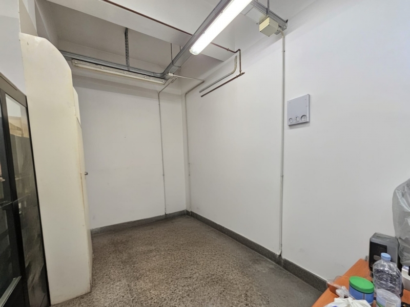 Locale C2 Ampio Con Due Vetrine Fronte Strada Sbarre Inferiori