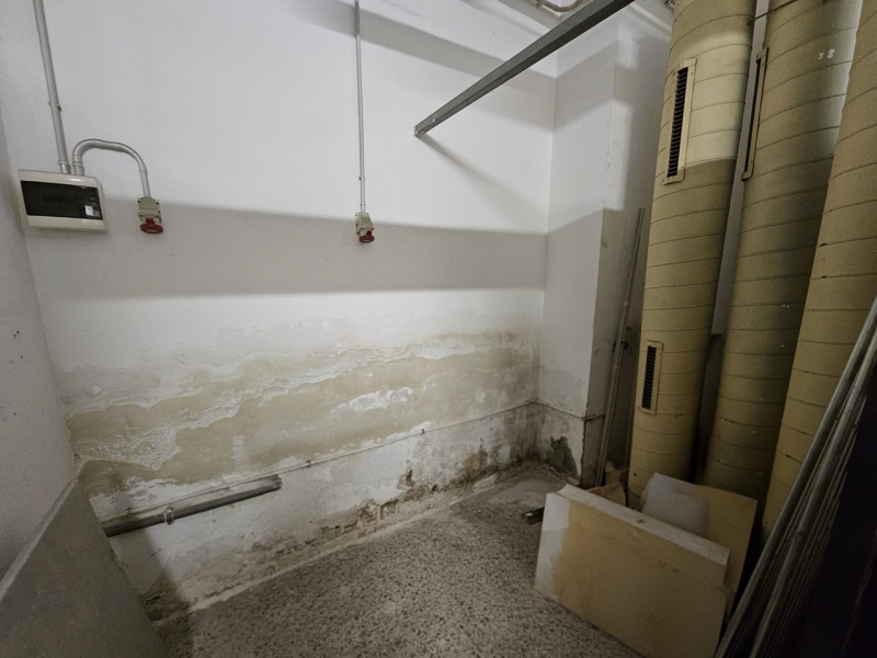 Locale C2 Ampio Con Due Vetrine Fronte Strada Sbarre Inferiori