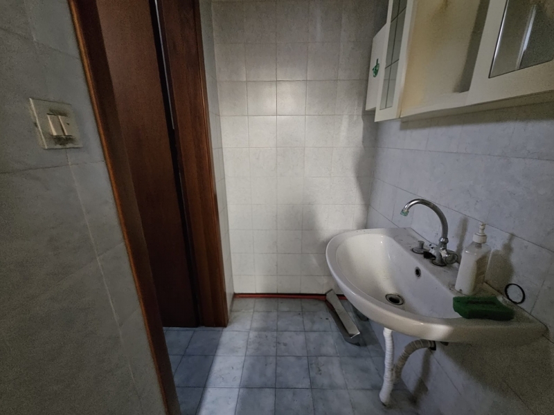 Locale C2 Ampio Con Due Vetrine Fronte Strada Sbarre Inferiori