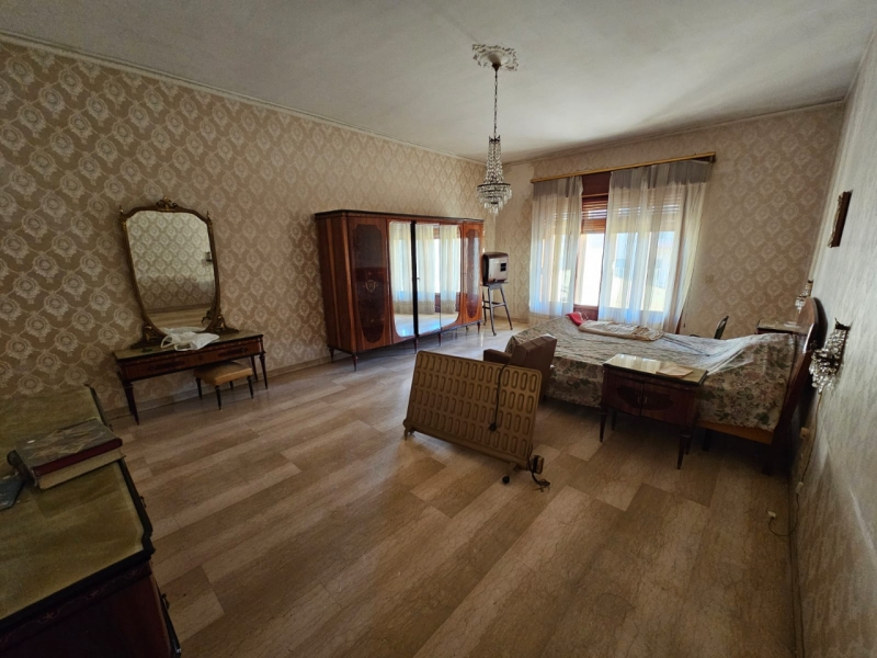 Ampio Appartamento Via Verdirame 226 Mq