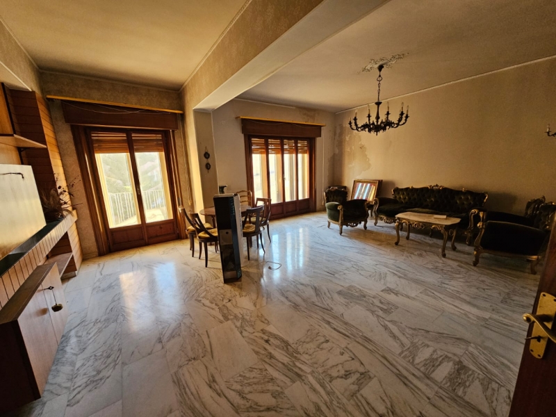 Ampio Appartamento Via Verdirame 226 Mq