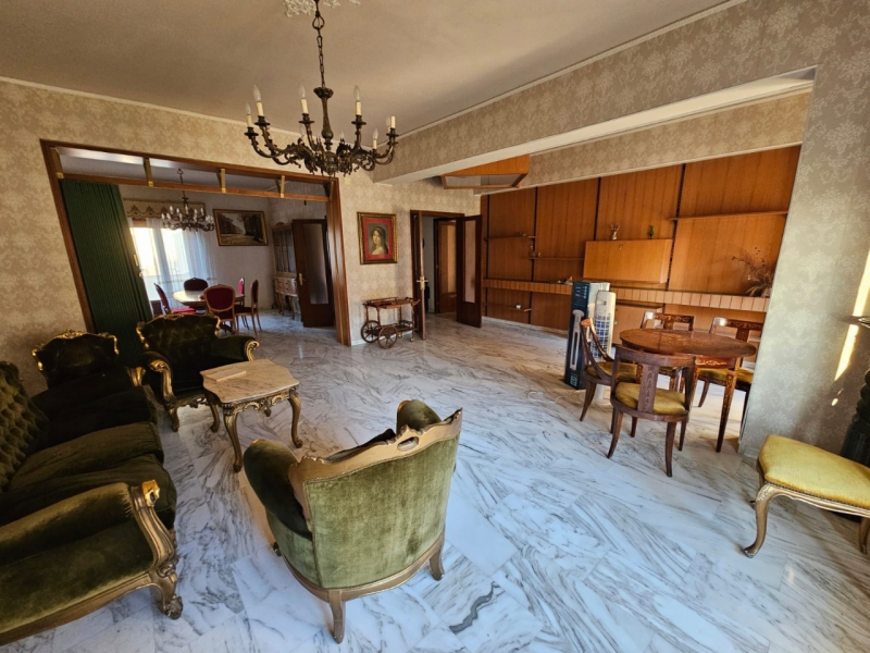 Ampio Appartamento Via Verdirame 226 Mq