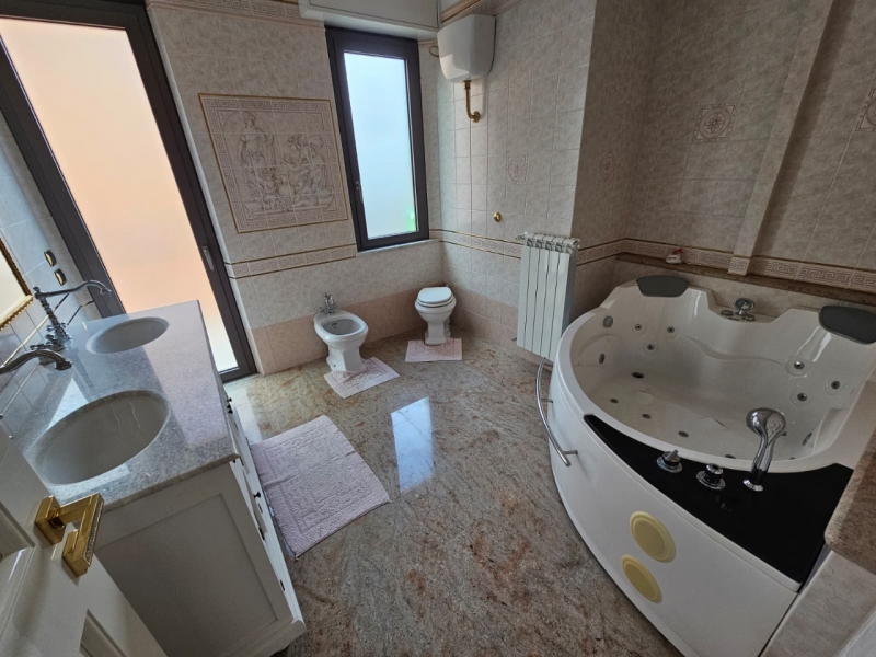 Appartamento Ristrutturato 171 Mq Design Contemporaneo + Cantina 