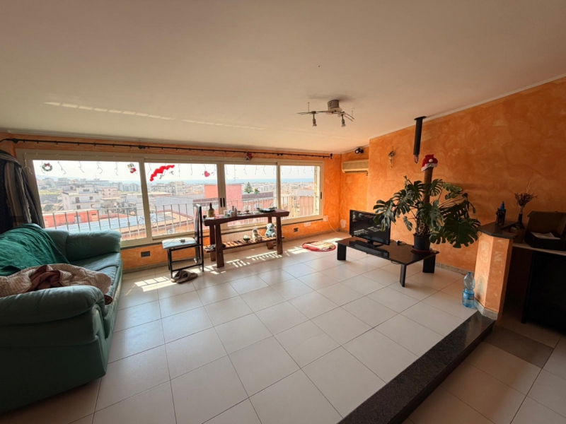 Appartamento Mansardato + Posto Auto + Cantina Via Petrillina