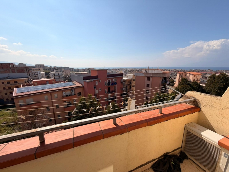 Appartamento Mansardato + Posto Auto + Cantina Via Petrillina