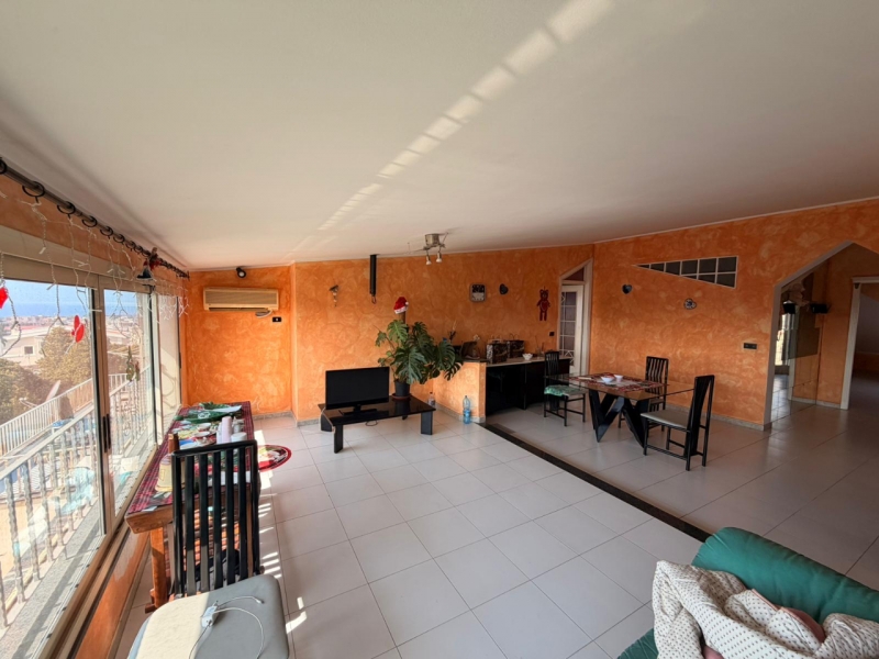 Appartamento Mansardato + Posto Auto + Cantina Via Petrillina