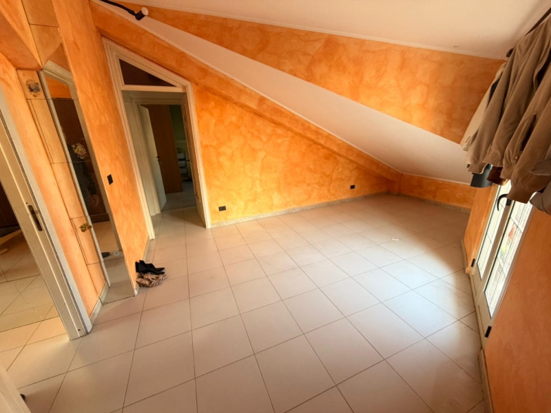 Appartamento Mansardato + Posto Auto + Cantina Via Petrillina