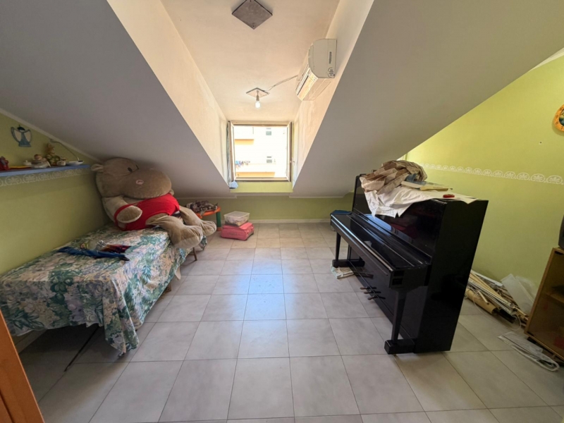 Appartamento Mansardato + Posto Auto + Cantina Via Petrillina