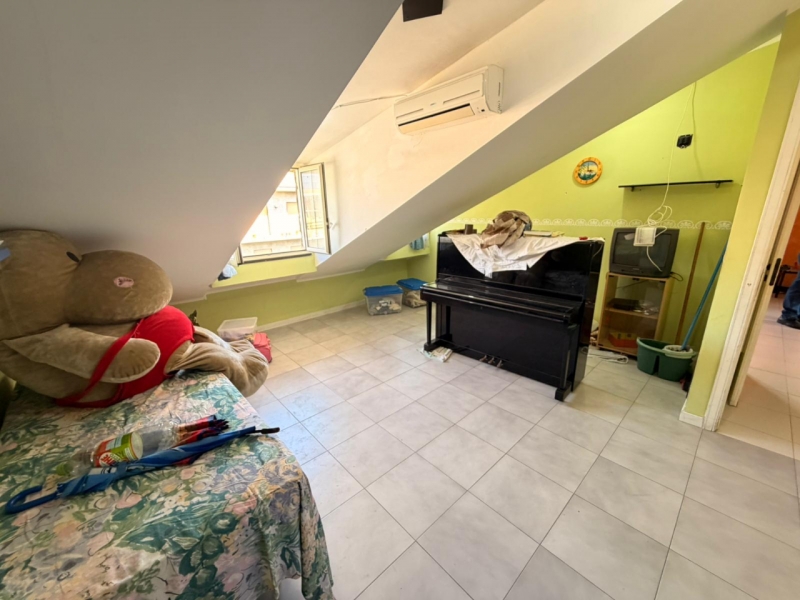 Appartamento Mansardato + Posto Auto + Cantina Via Petrillina