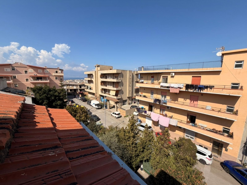 Appartamento Mansardato + Posto Auto + Cantina Via Petrillina