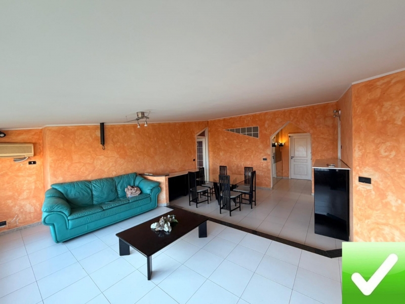 Appartamento Mansardato + Posto Auto + Cantina Via Petrillina