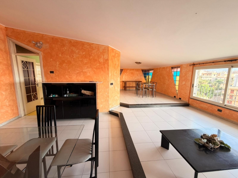 Appartamento Mansardato + Posto Auto + Cantina Via Petrillina
