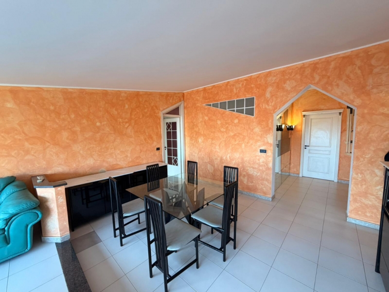 Appartamento Mansardato + Posto Auto + Cantina Via Petrillina