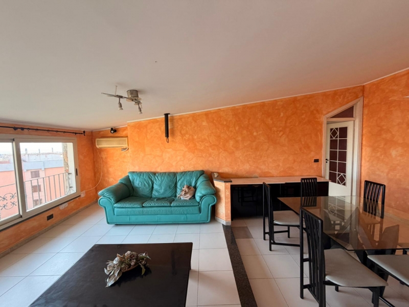 Appartamento Mansardato + Posto Auto + Cantina Via Petrillina