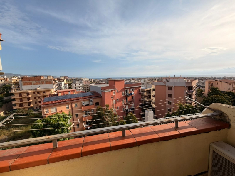 Appartamento Mansardato + Posto Auto + Cantina Via Petrillina