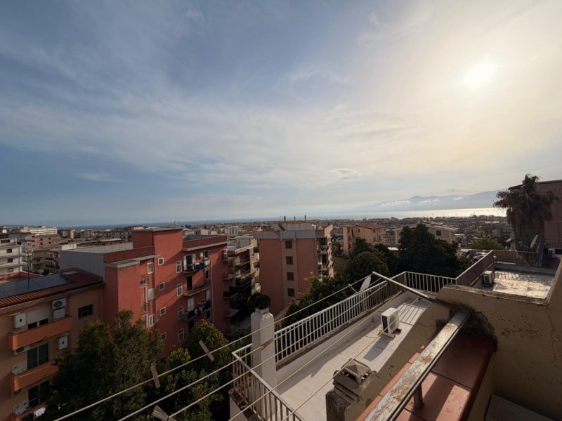 Appartamento Mansardato + Posto Auto + Cantina Via Petrillina