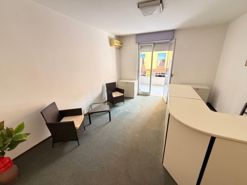 Ufficio Con Posto Auto Viale Calabria 65 Mq