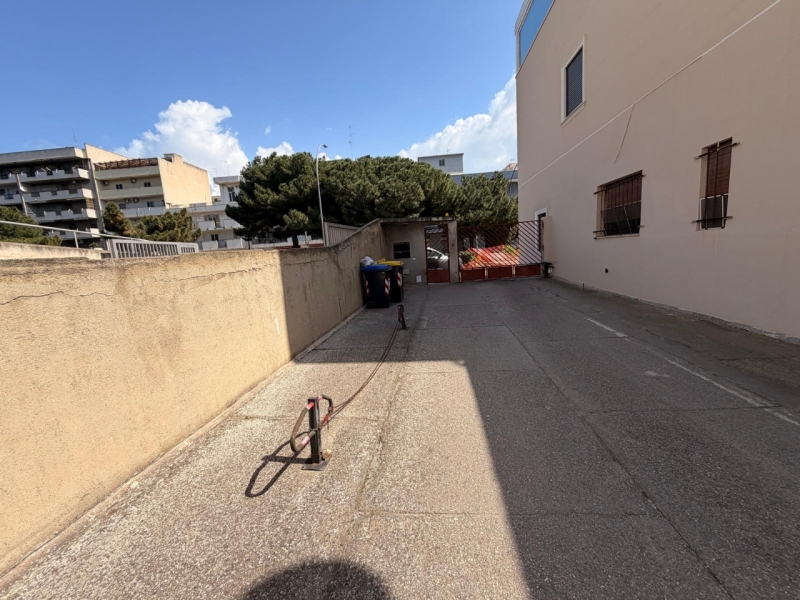 Ufficio Con Posto Auto Viale Calabria 65 Mq
