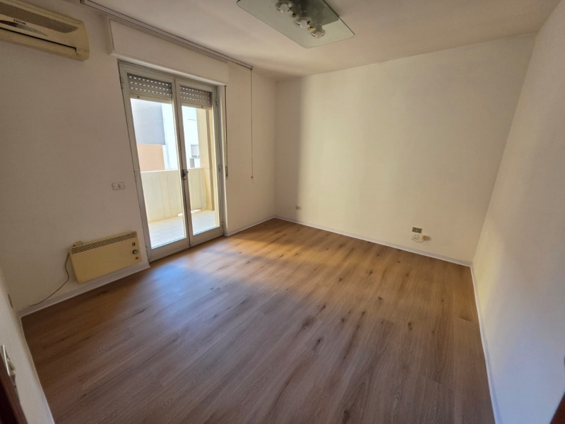 Ufficio Con Posto Auto Viale Calabria 65 Mq