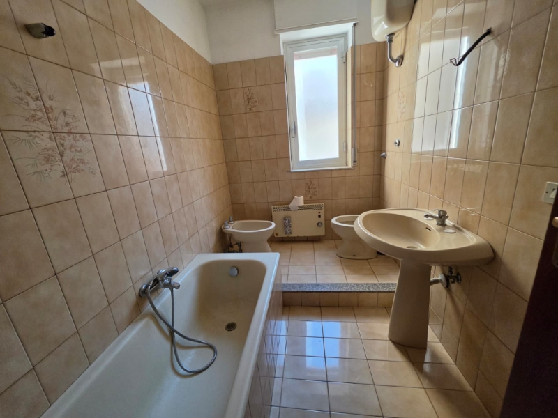 Ufficio Con Posto Auto Viale Calabria 65 Mq