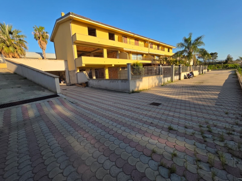 Villa Di Recente Costruzione Da Rifinire + Garage + Giardino Sbarre Inferiori