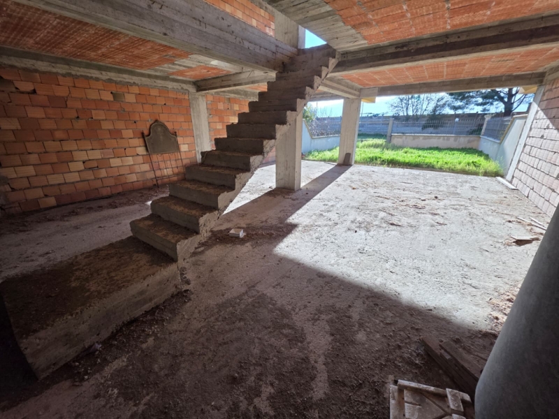 Villa Di Recente Costruzione Da Rifinire + Garage + Giardino Sbarre Inferiori