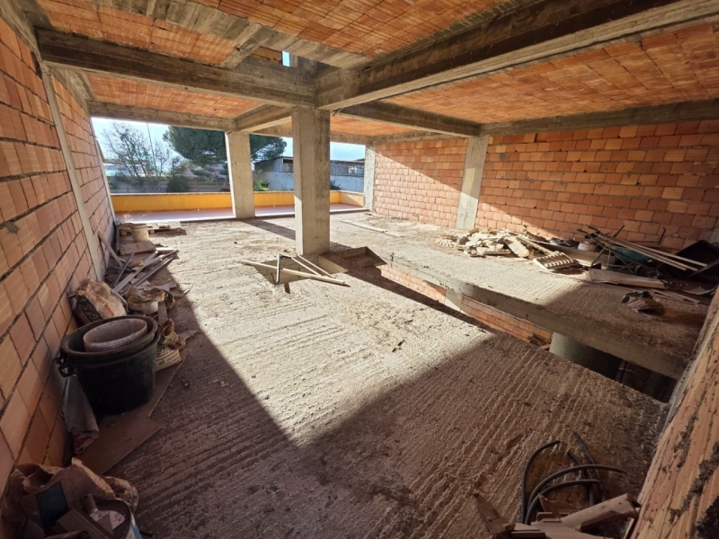 Villa Di Recente Costruzione Da Rifinire + Garage + Giardino Sbarre Inferiori