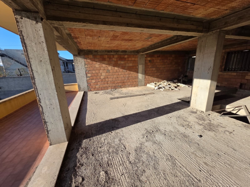 Villa Di Recente Costruzione Da Rifinire + Garage + Giardino Sbarre Inferiori