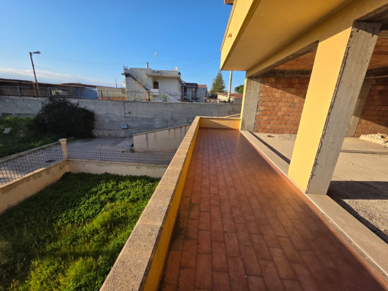 Villa Di Recente Costruzione Da Rifinire + Garage + Giardino Sbarre Inferiori