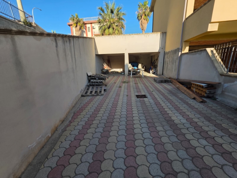 Villa Di Recente Costruzione Da Rifinire + Garage + Giardino Sbarre Inferiori