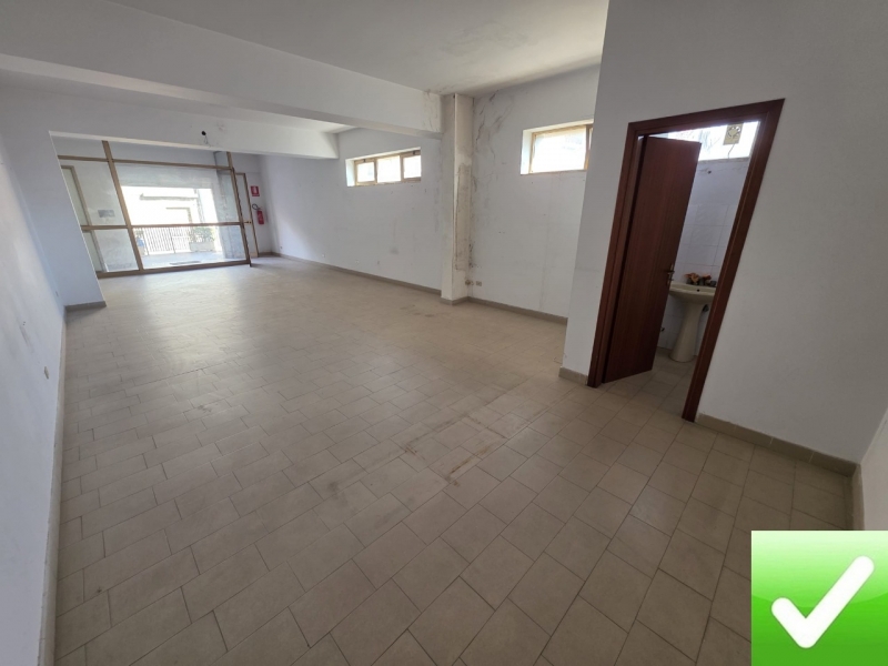 Locale Commerciale Categoria C1 Archi 80 Mq