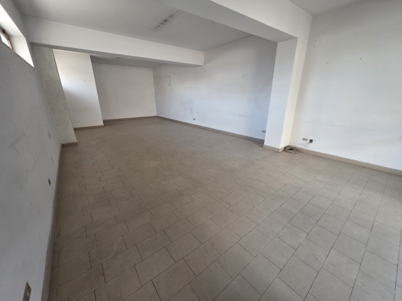 Locale Commerciale Categoria C1 Archi 80 Mq