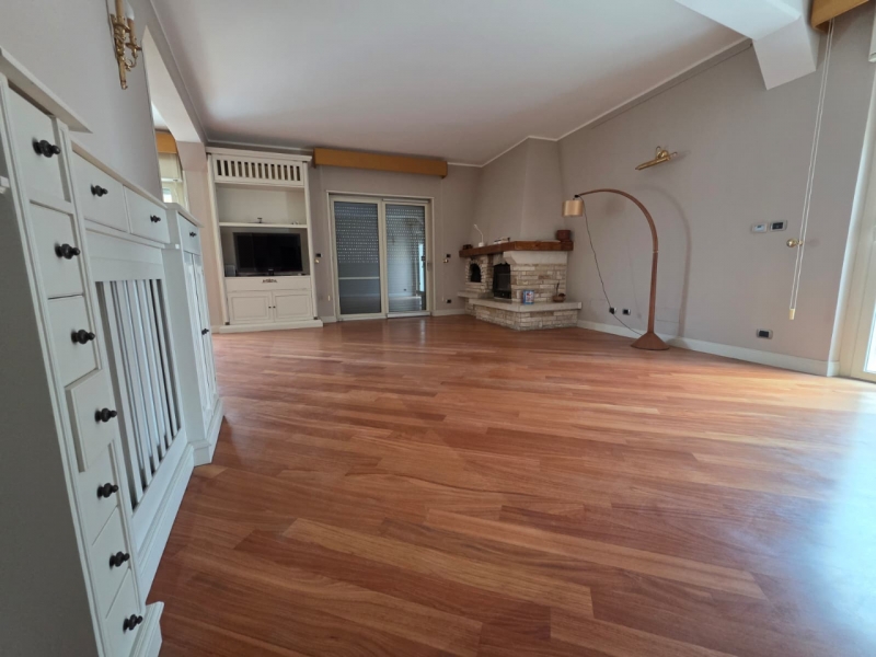 Ampio Appartamento Ristrutturato Via Lia 168 Mq