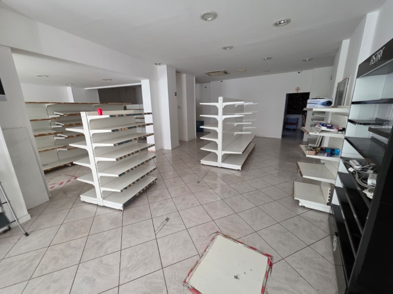 Locale Commerciale C1 Centro Storico 3 Vetrine 395 Mq