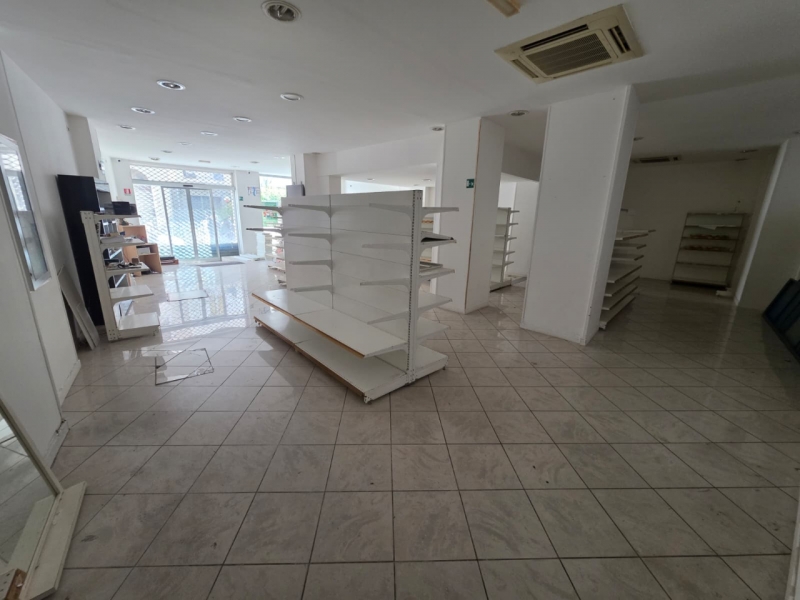 Locale Commerciale C1 Centro Storico 3 Vetrine 395 Mq