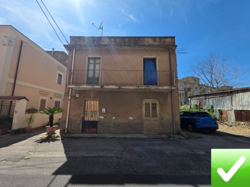 Casa Indipendente Due Livelli Da Ristrutturare + Terrazzo Archi