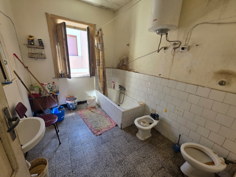 Casa Indipendente Due Livelli Da Ristrutturare + Terrazzo Archi