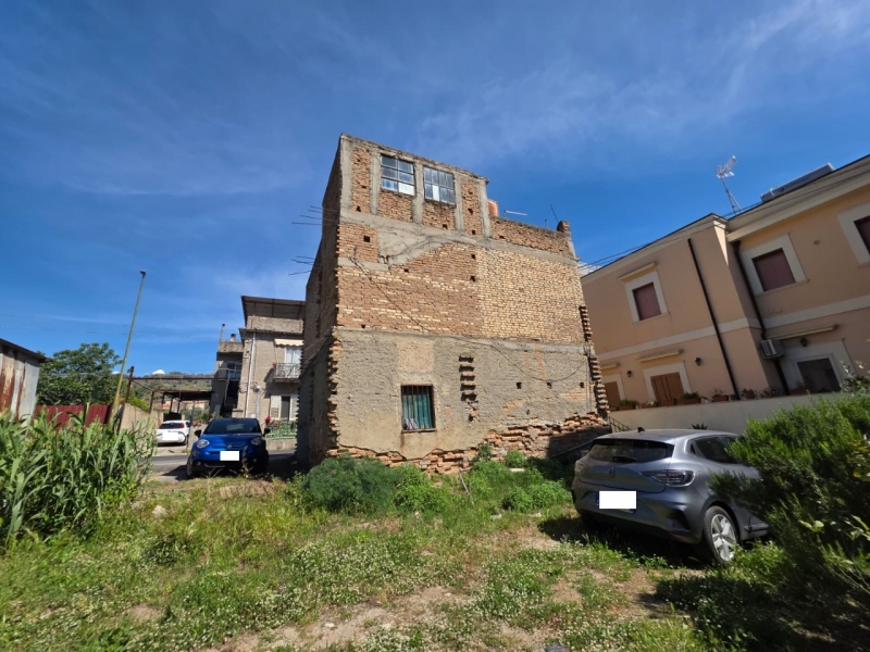 Casa Indipendente Due Livelli Da Ristrutturare + Terrazzo Archi