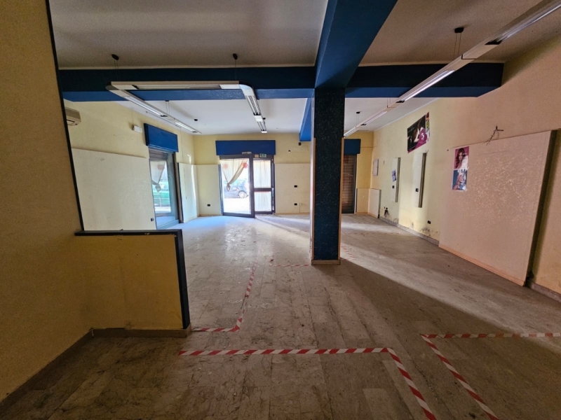Locale Categoria C3 Vetrine Fronte Strada Sbarre Inferiori 101 Mq