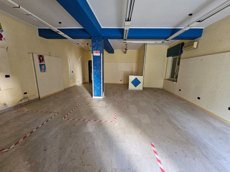 Locale Categoria C3 Vetrine Fronte Strada Sbarre Inferiori 101 Mq