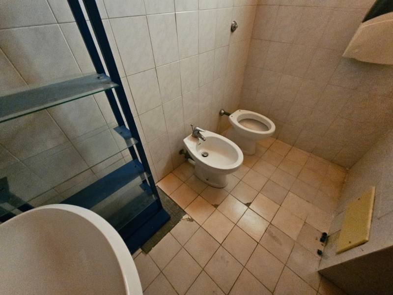 Locale Categoria C3 Vetrine Fronte Strada Sbarre Inferiori 101 Mq